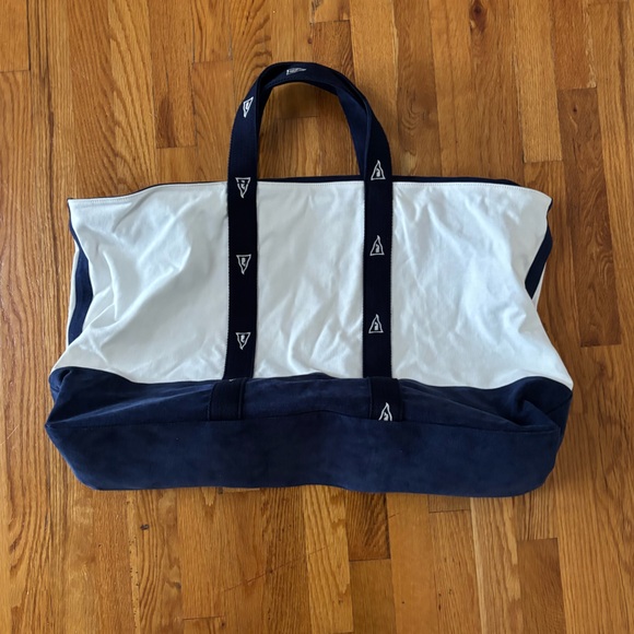 BRAND NEW Vineyard Vines Navy and White Weekender Tote Bag - Picture 2 of 4